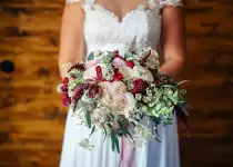 How to choose flowers for a wedding bouquet?